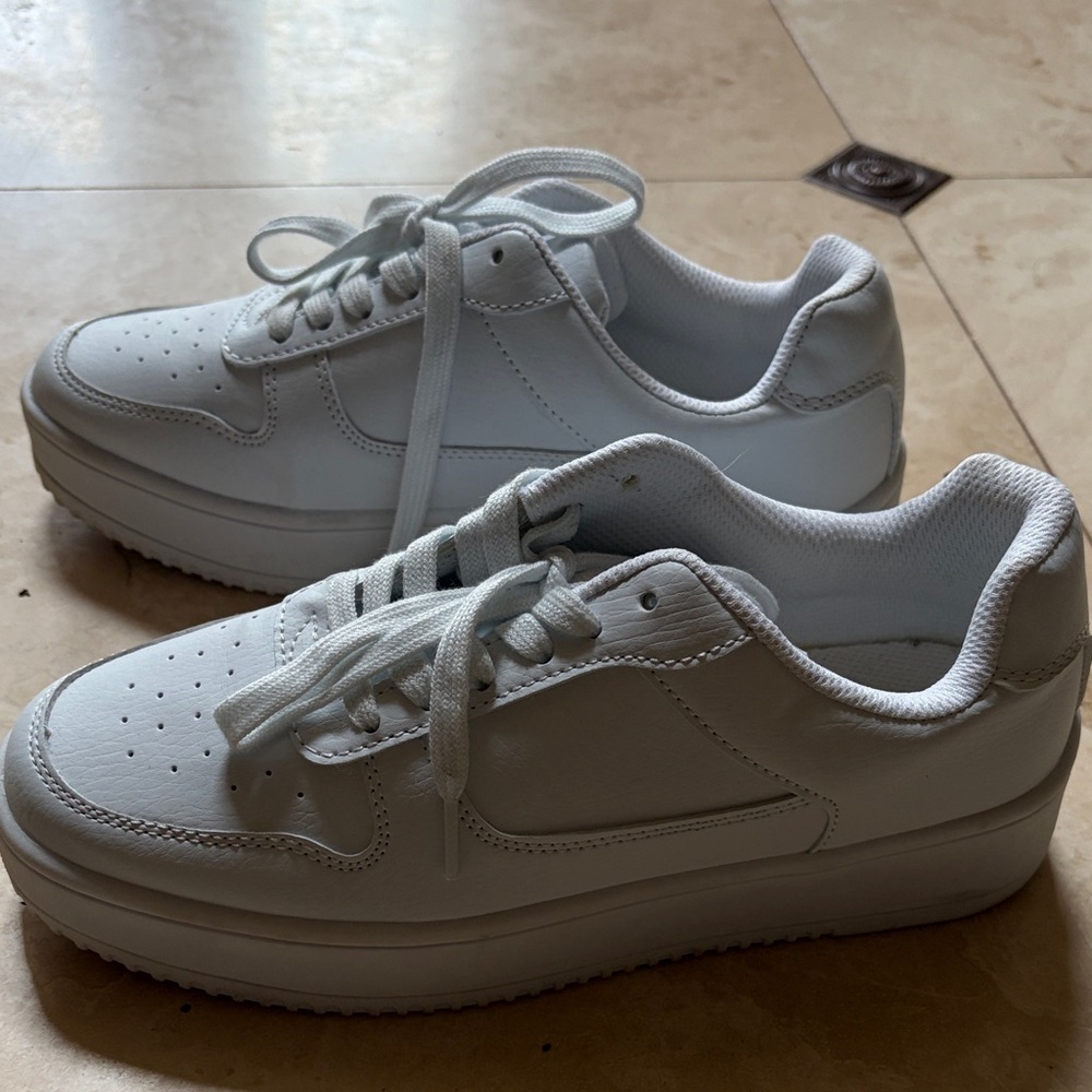 Time and Tru White Sneakers - Picture 2 of 6